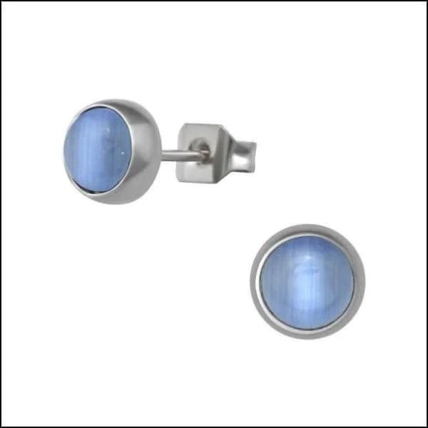 Aramat Jewels blauwe kattenoog oorstekers van roestvrij staal met een zilverkleurige zetting en vlindersluiting