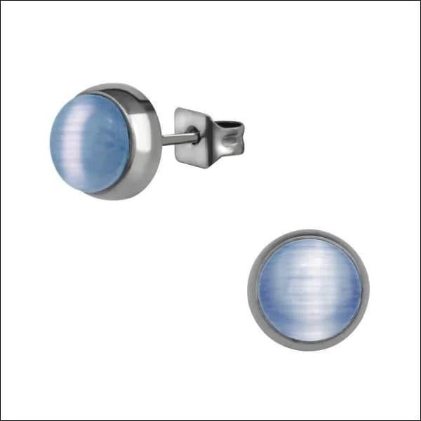 Aramat Jewels blauwe kattenoog oorstekers van roestvrij staal met een zilverkleurige zetting en vlindersluiting