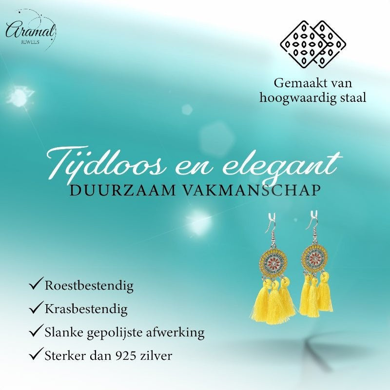Aramat Jewels boho oorhangers met gele kwastjes en RVS details, gepresenteerd in een stijlvolle zomerse setting.