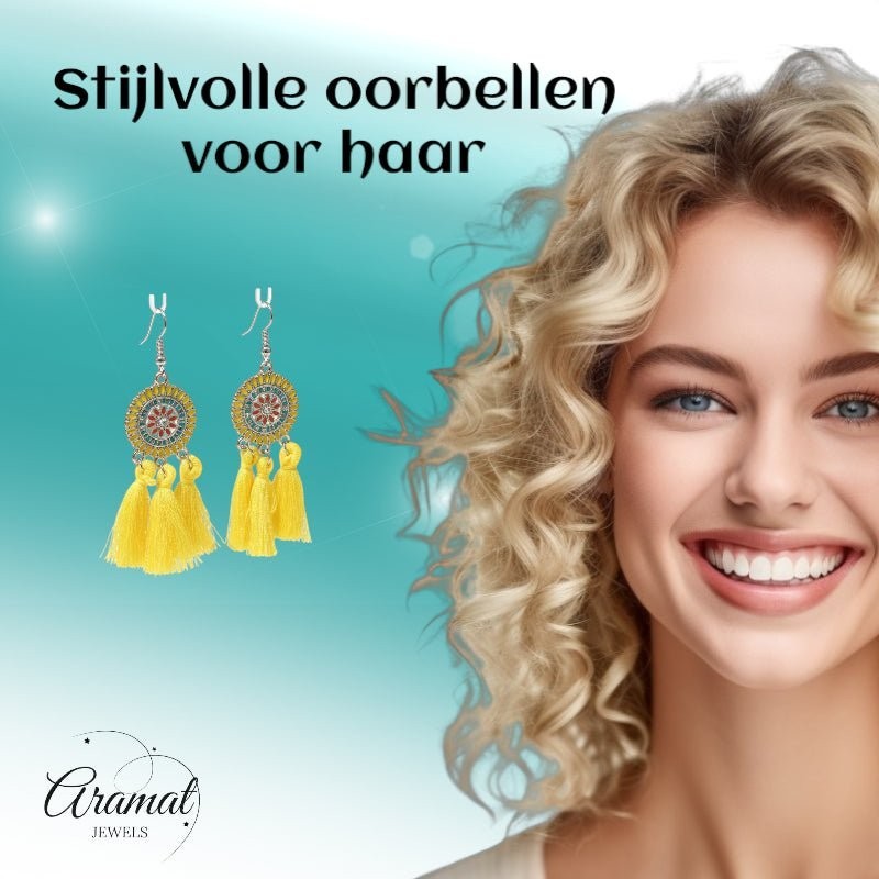 Lachende vrouw met Aramat Jewels boho oorhangers met gele kwastjes, RVS en emaille, perfect voor een zomerse look.
