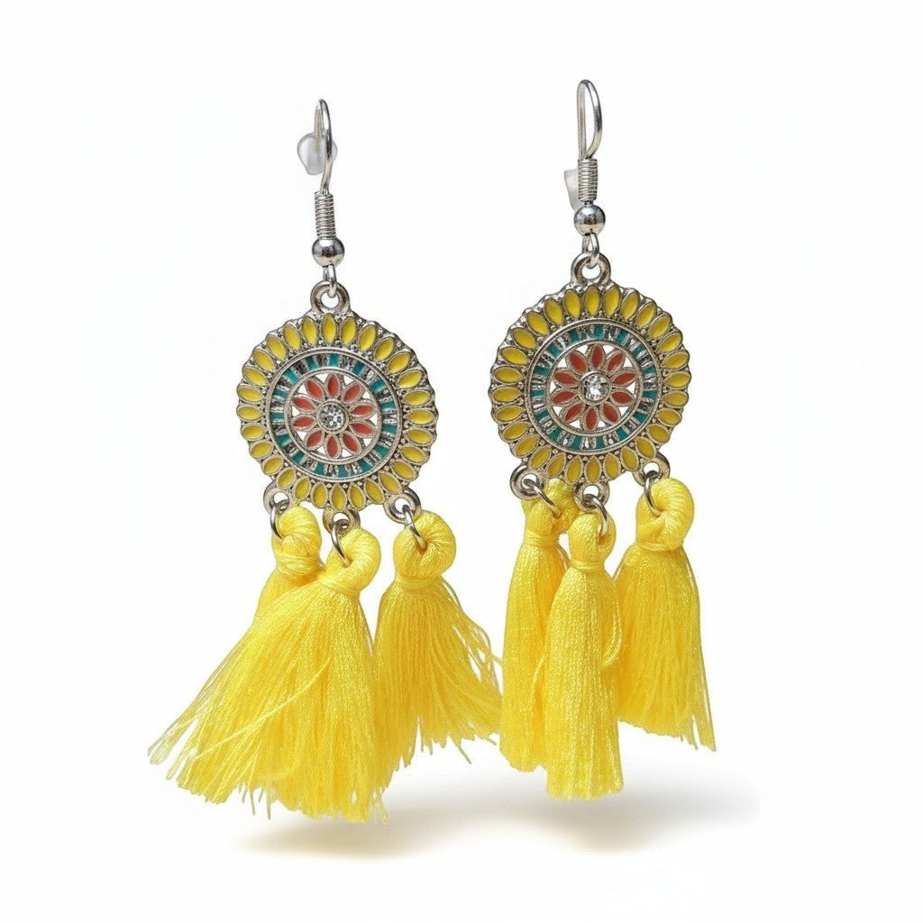 Aramat Jewels boho oorhangers met gele kwastjes, RVS cirkel met emaille details, 75mm lang, perfect voor festivals.
