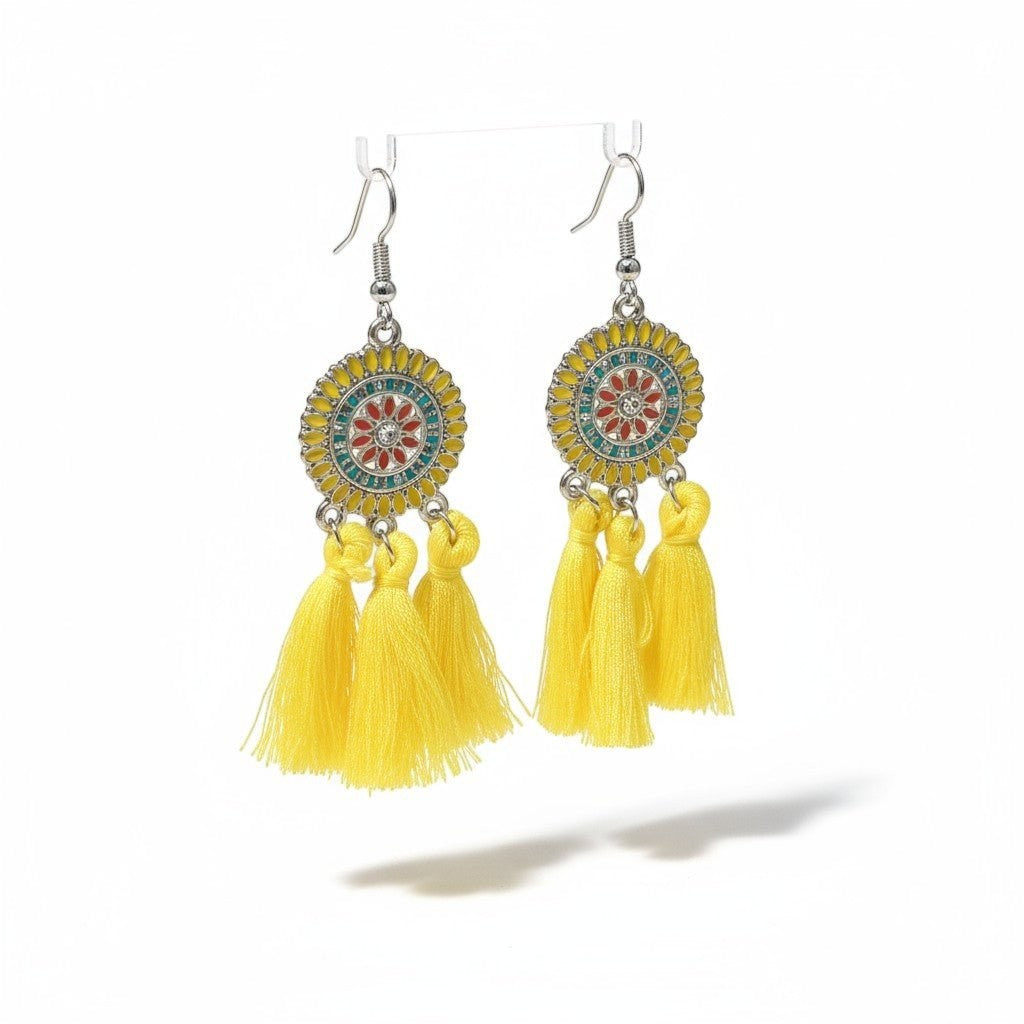 Aramat Jewels boho oorhangers met gele kwastjes, emaille details en roestvrij staal voor een zomerse festival look.