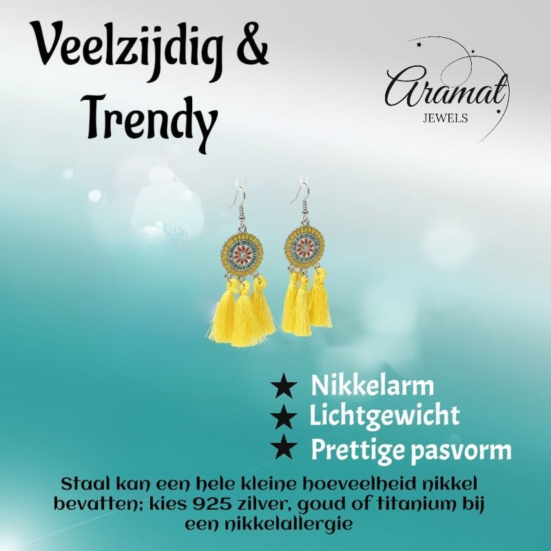 Aramat Jewels boho oorhangers met gele kwastjes, emaille details en roestvrij staal voor een zomerse festival look.