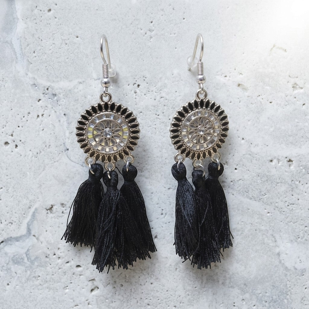 Aramat Jewels boho oorhangers met zwarte kwastjes en zilverkleurig metaal.