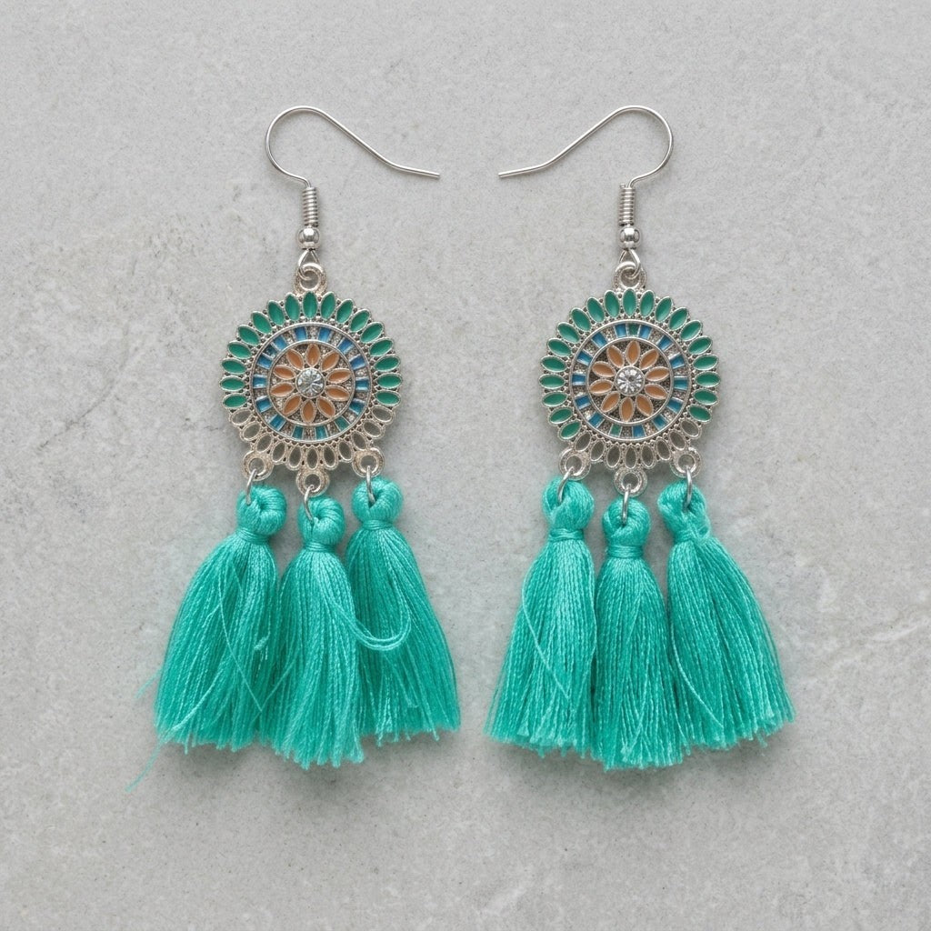 Aramat Jewels boho oorhangers met mintgroene kwastjes, emaille details en roestvrij staal, 75mm lang.