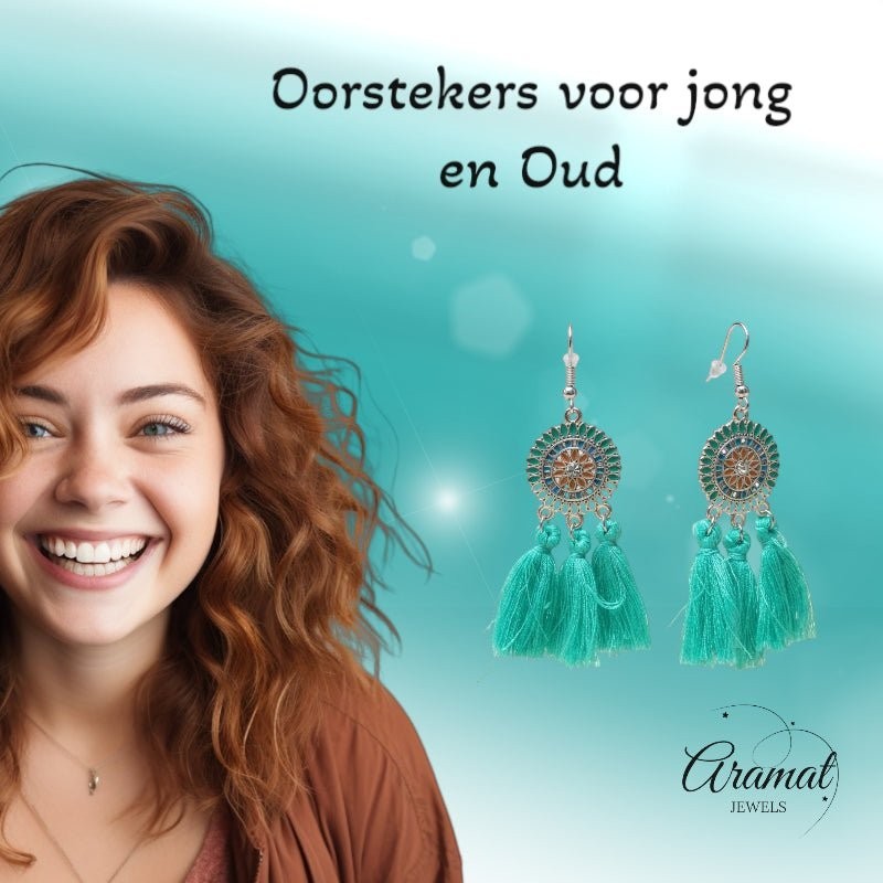 Lachende vrouw met Aramat Jewels boho oorhangers in mintgroen met kwastjes en roestvrijstalen emaille details.