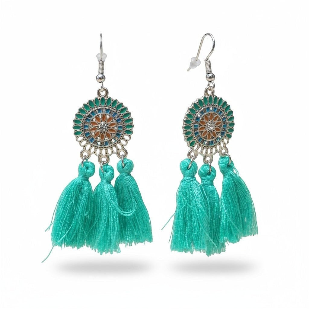 Aramat Jewels boho oorhangers met mintgroene kwastjes, emaille details en roestvrij staal voor een zomerse look.