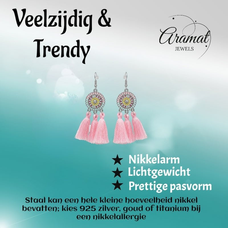 Aramat Jewels boho oorhangers met licht roze kwastjes, RVS en emaille details voor een zomerse festival look.