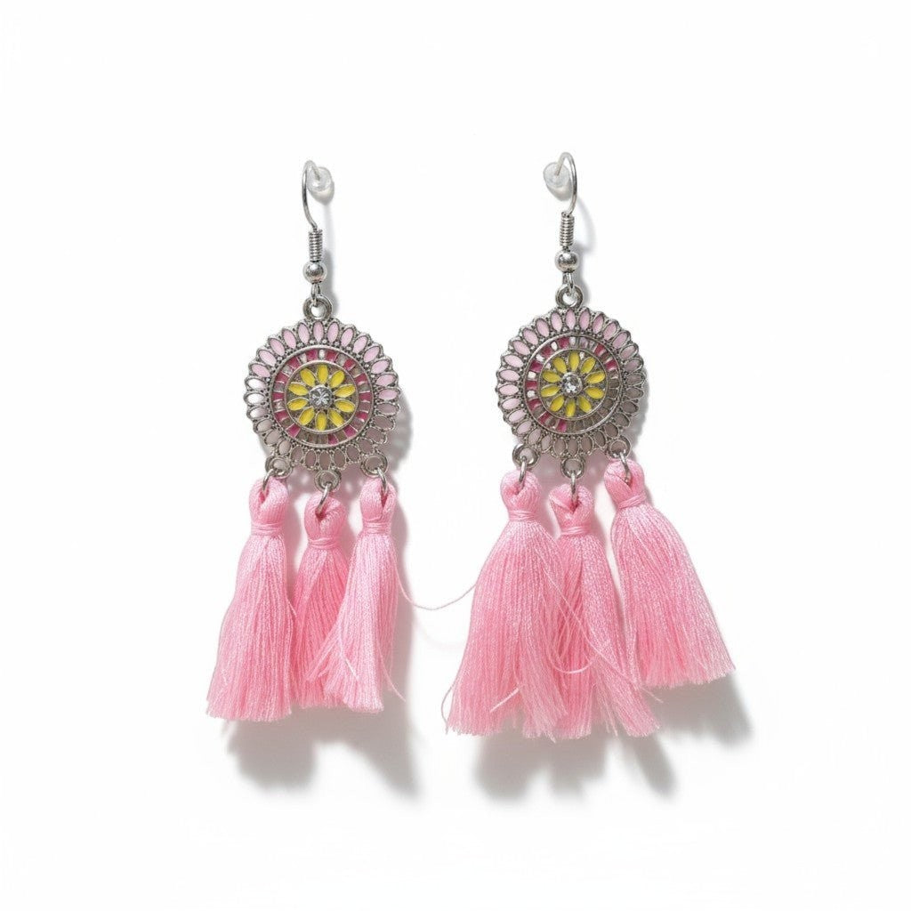 Aramat Jewels boho oorhangers met licht roze kwastjes, RVS cirkel met geel en roze emaille, 75mm lang.