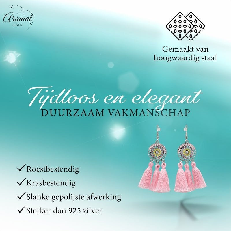 Aramat Jewels boho oorhangers met licht roze kwastjes en roestvrijstalen details voor een zomerse festival look.