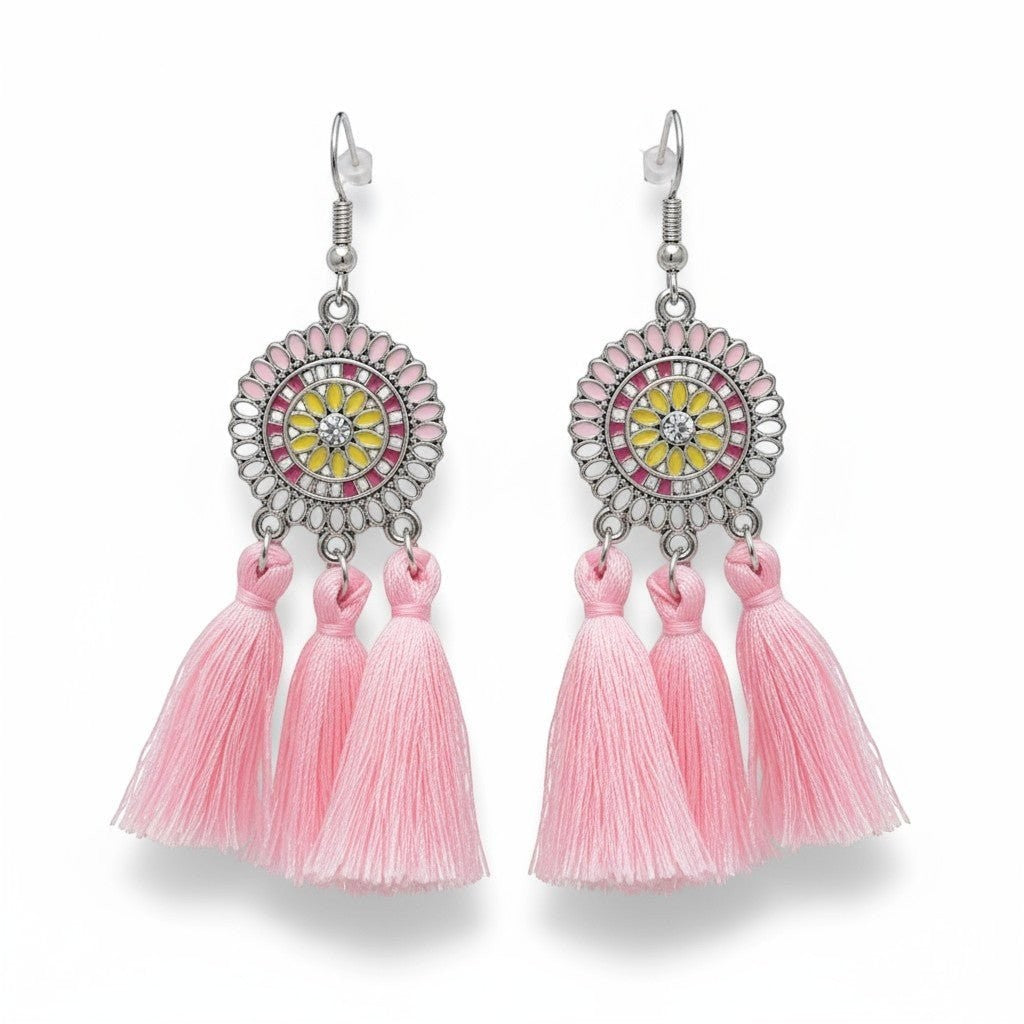 Aramat Jewels boho oorhangers met licht roze kwastjes, RVS cirkel met emaille bloemmotief en glanzende afwerking.