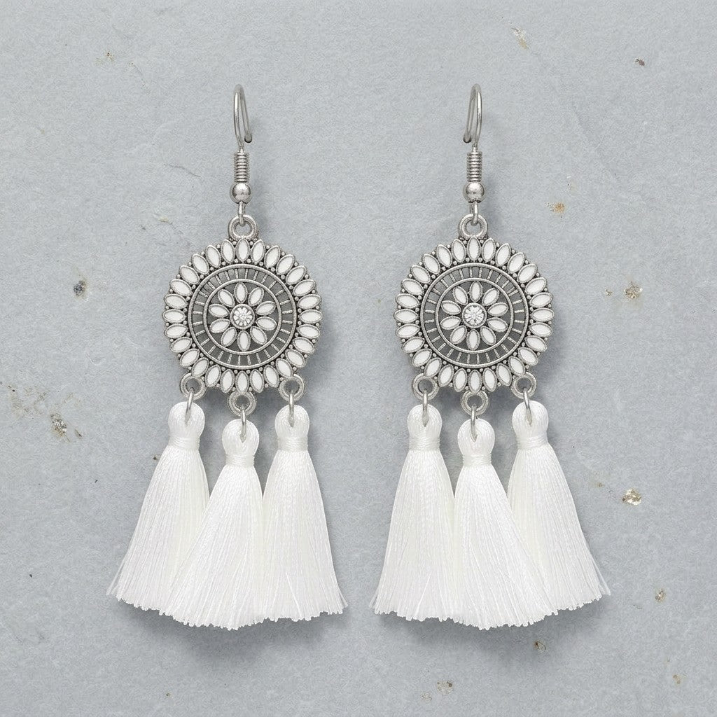 Aramat Jewels boho oorhangers met witte kwastjes en zilverkleurig metaal