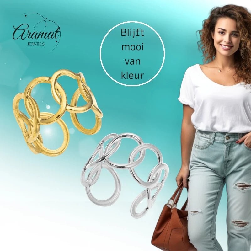 Aramat Jewels brede verstelbare ringen van RVS met ovale schakels in goud- en zilverkleur, gedragen door een model.