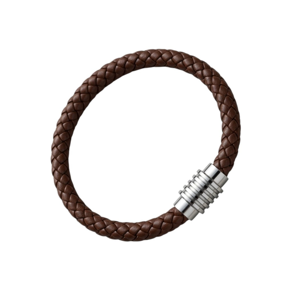 Aramat Jewels bruine gevlochten leren herenarmband met een zilverkleurige magnetische sluiting van roestvrij staal.