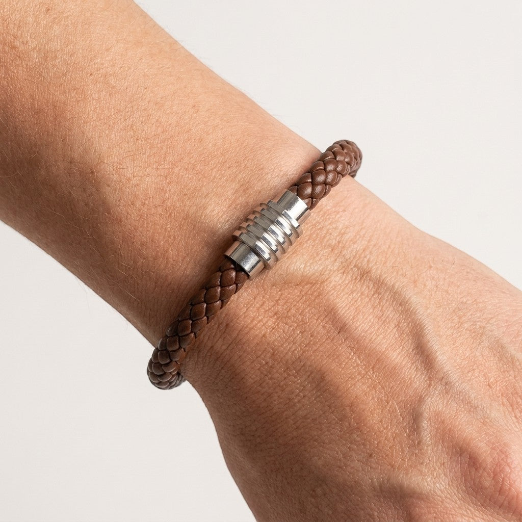 Aramat Jewels bruine gevlochten leren herenarmband met een robuuste magnetische sluiting van edelstaal.
