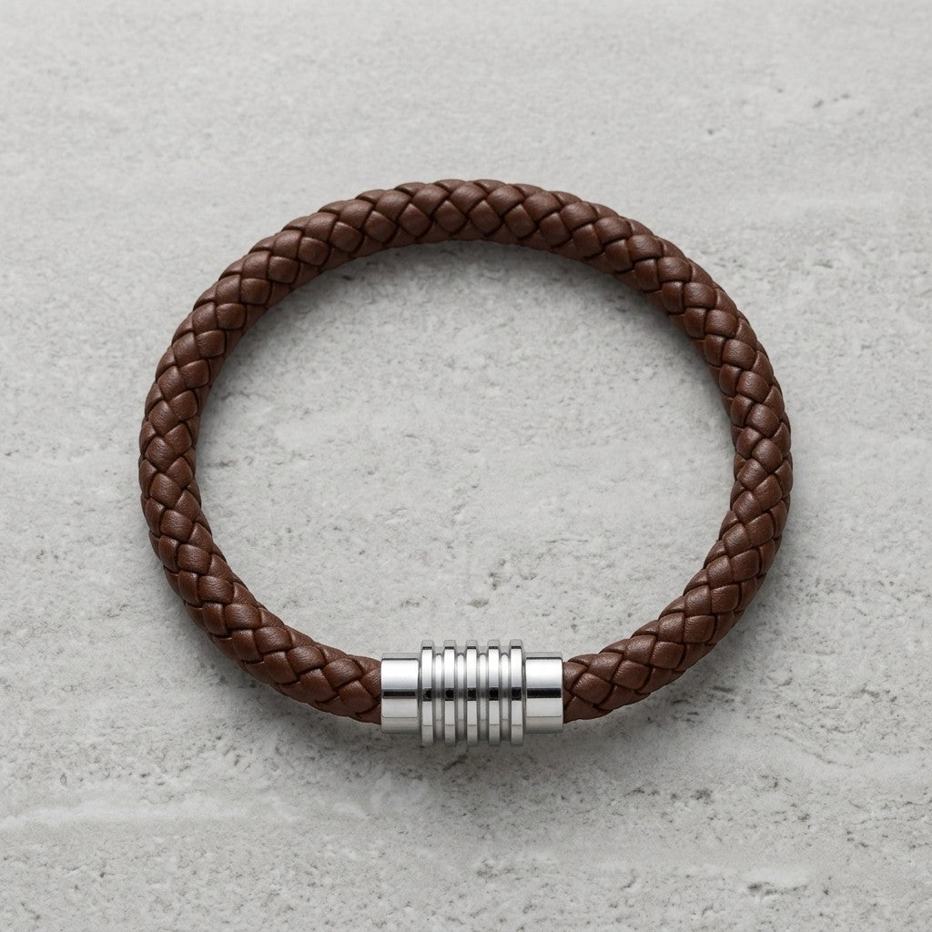 Aramat Jewels bruine gevlochten leren herenarmband met een zilverkleurige magnetische sluiting van edelstaal.