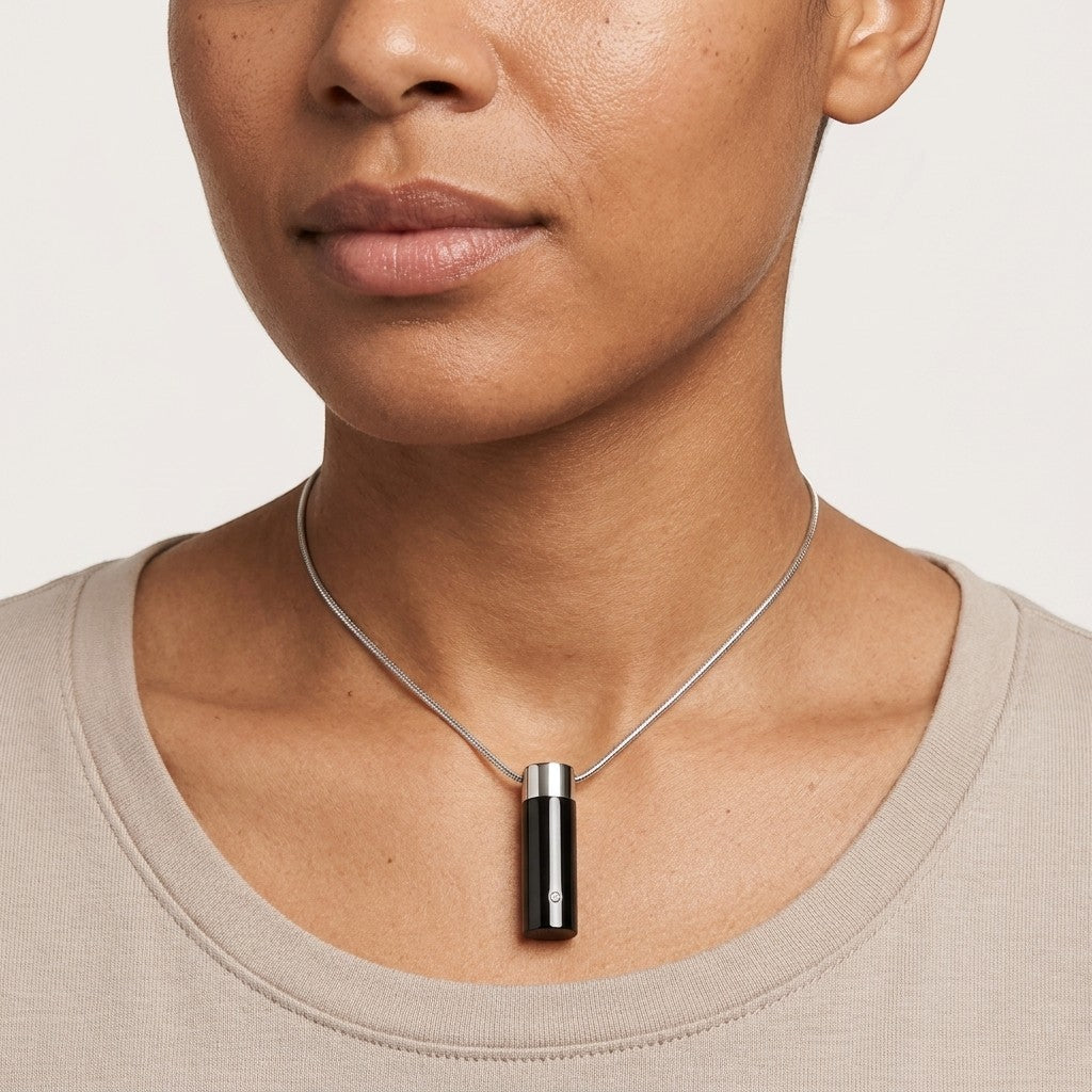 Aramat Jewels Buis ashanger in zilver en zwart met zirkonia, gemaakt van roestvrij staal.
