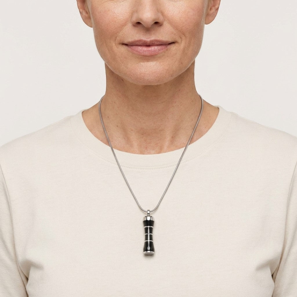 Aramat Jewels zwarte en zilverkleurige buis ashanger van 316L edelstaal met schroefsluiting.