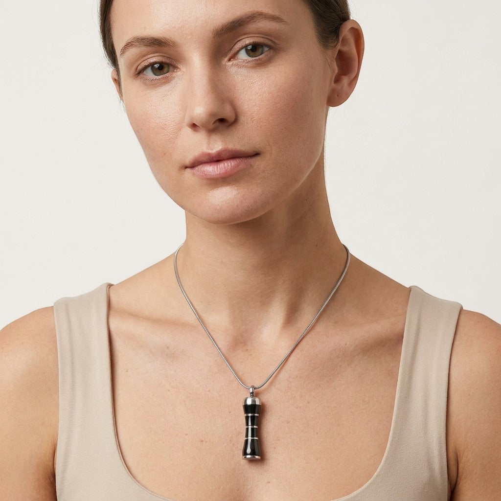 Aramat Jewels zwarte en zilverkleurige buis ashanger van 316L edelstaal met schroefsluiting.
