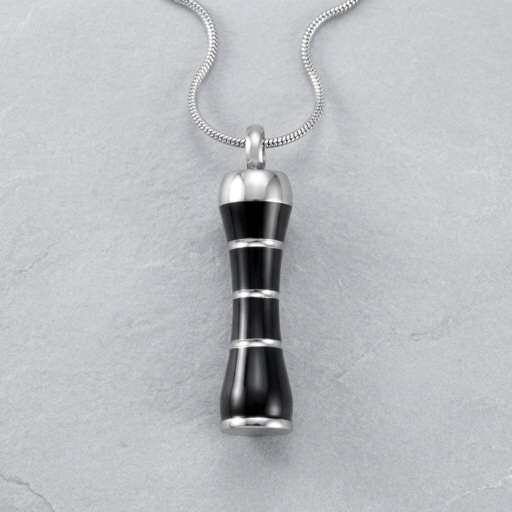Aramat Jewels zwarte en zilverkleurige buis ashanger van 316L edelstaal met schroefsluiting.