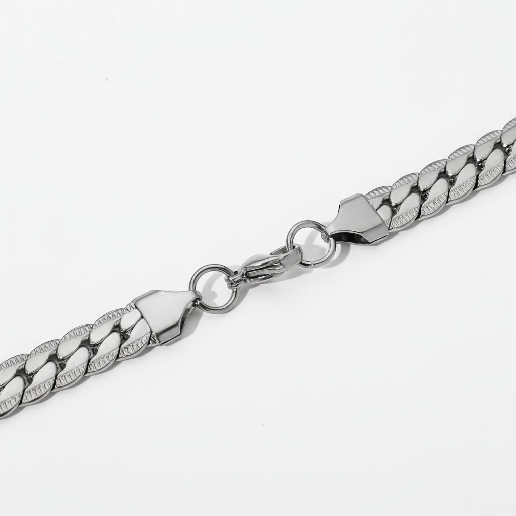 Aramat Jewels chunky gourmet ketting van 8mm breed zilverkleurig RVS met een stoere embossed rand en sluiting.