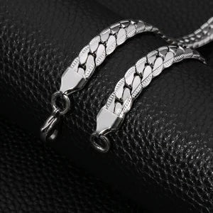 Aramat Jewels chunky gourmet ketting van 8mm breed zilverkleurig RVS met gedetailleerde embossed rand.