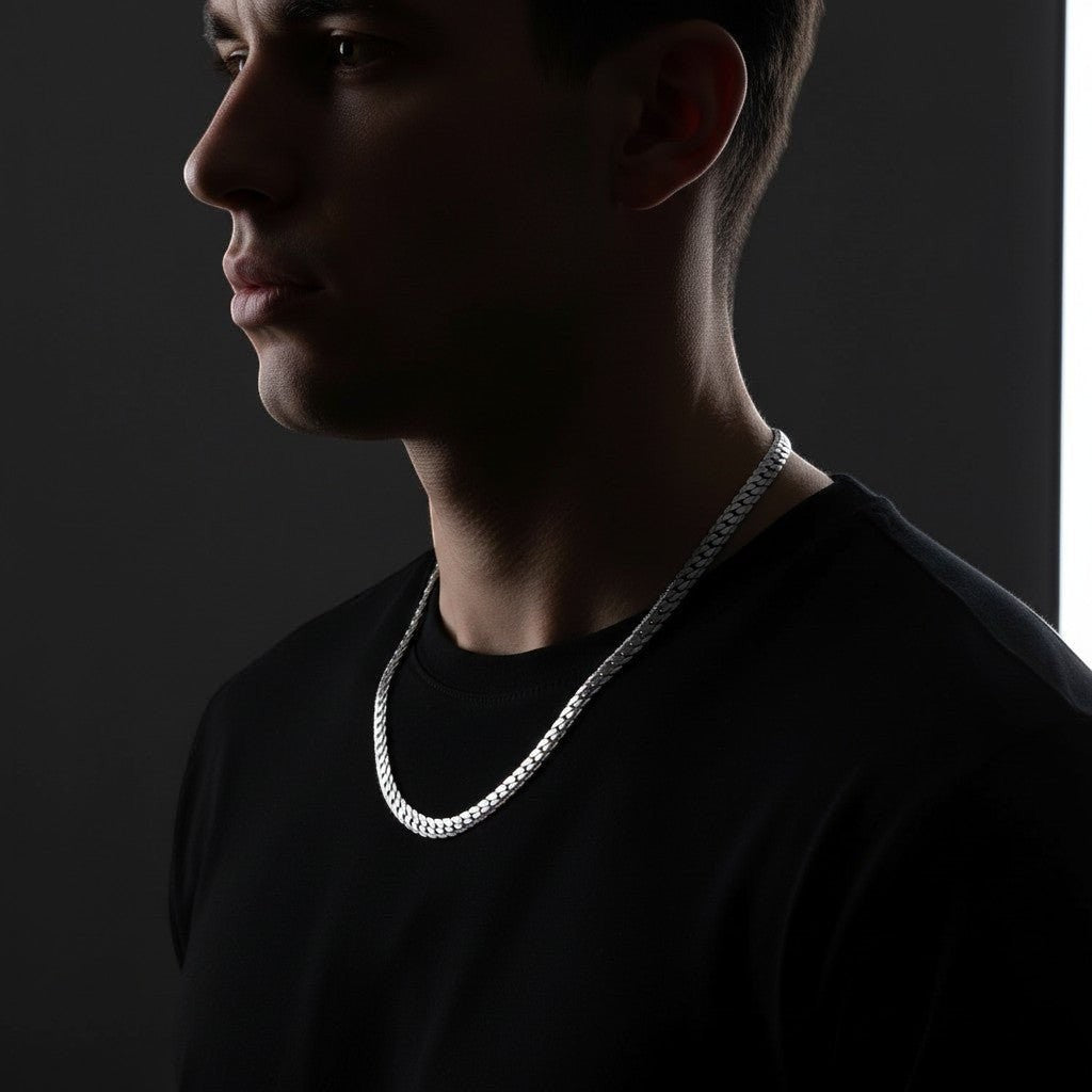 Aramat Jewels chunky 8mm zilverkleurige gourmet ketting van RVS gedragen door een man in een zwart shirt.