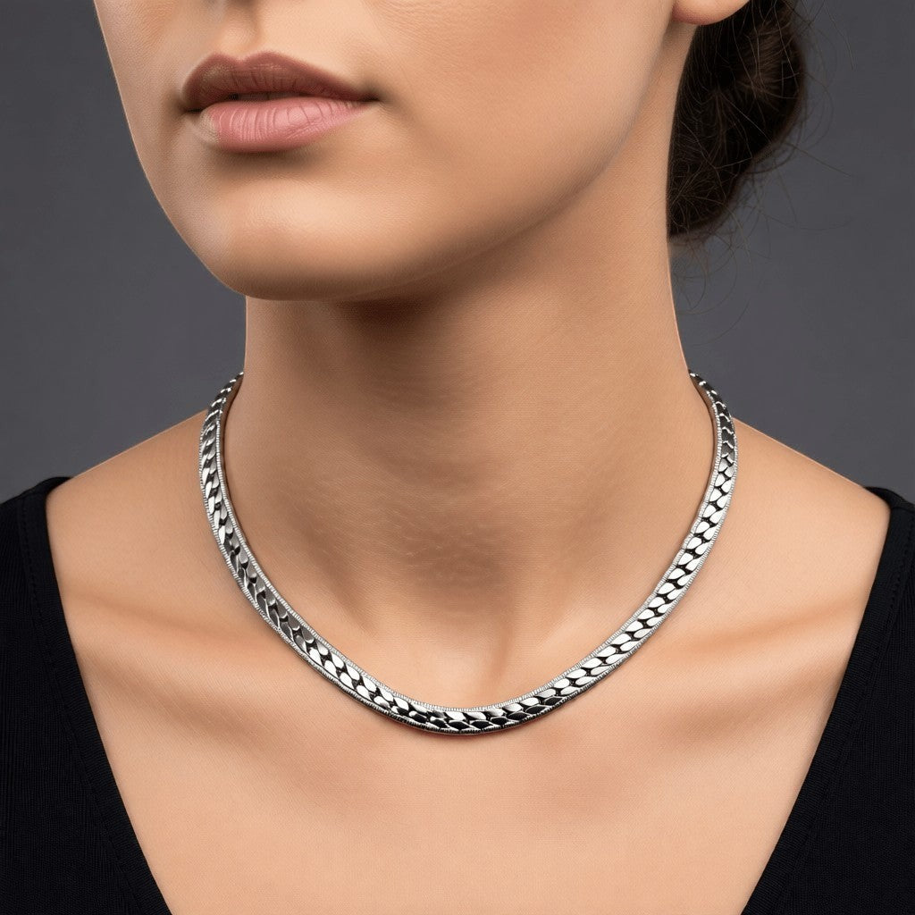Aramat Jewels chunky zilverkleurige gourmet ketting van 8mm breed roestvrij staal met een luxe bewerkte rand.