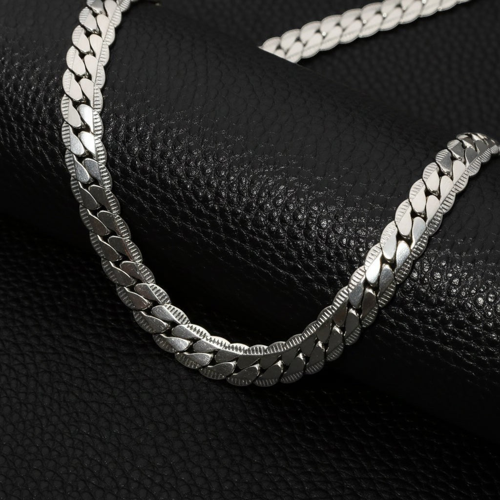 Aramat Jewels chunky gourmet ketting van 8mm breed zilverkleurig RVS met een stoere embossed rand op zwarte ondergrond