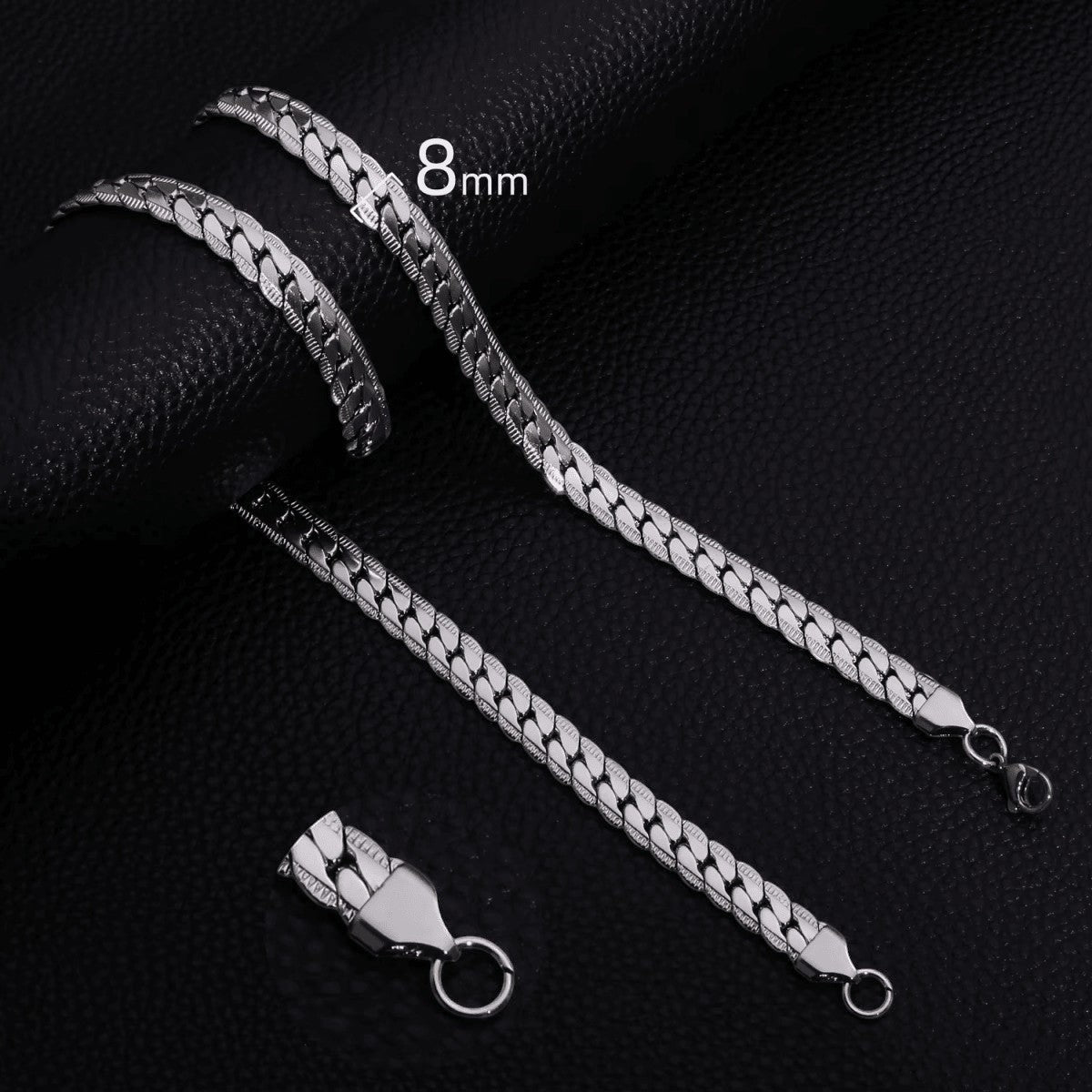 Aramat Jewels chunky gourmet ketting van 8mm breed zilverkleurig RVS met een stoere embossed rand op zwarte achtergrond