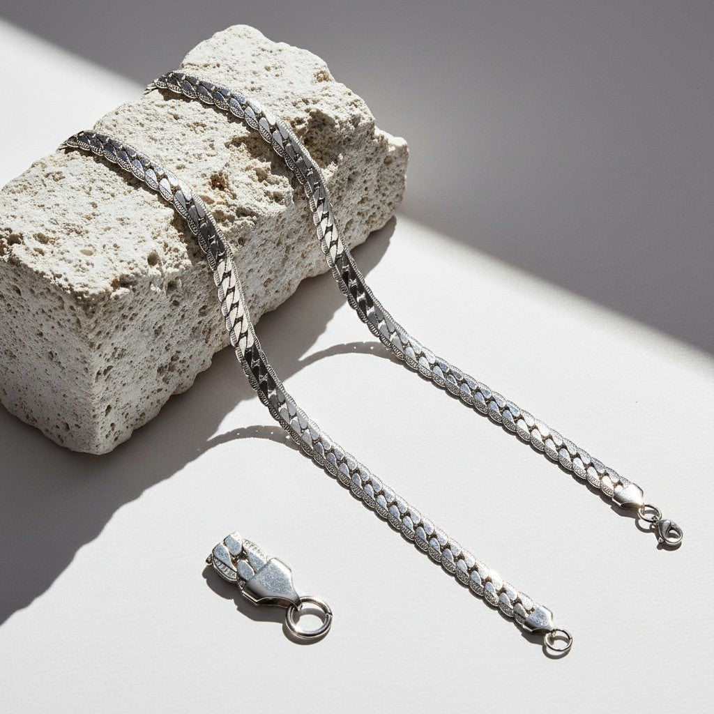 Aramat Jewels chunky zilverkleurige gourmet ketting van 8mm breed roestvrij staal met een stoere embossed rand.