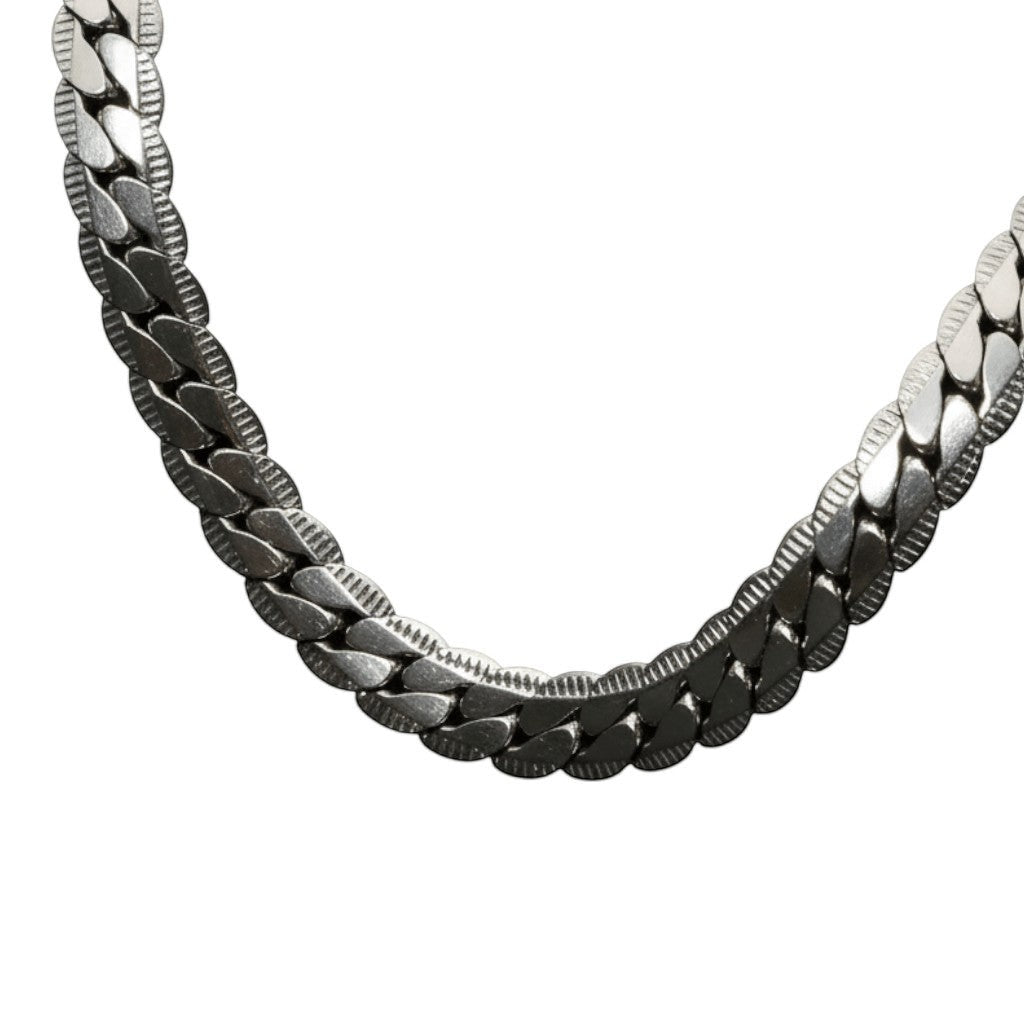 Aramat Jewels chunky gourmet ketting van 8mm breed zilverkleurig RVS met een stoere, bewerkte rand.