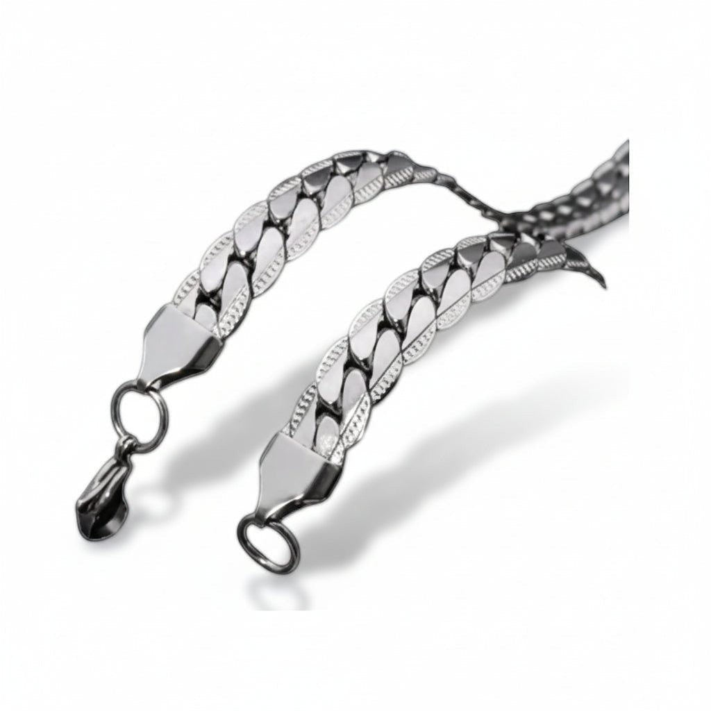 Aramat Jewels chunky gourmet ketting van 8mm breed zilverkleurig RVS met een gedetailleerde embossed rand.