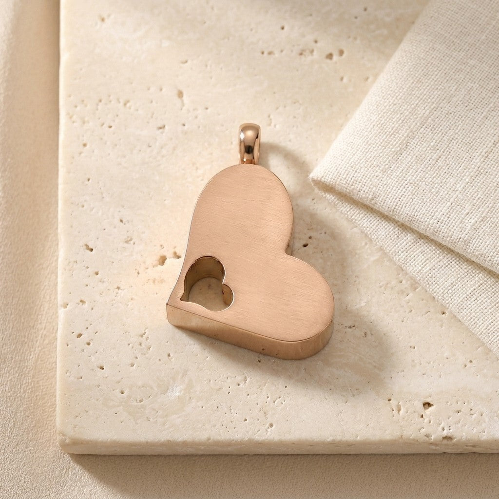 Aramat Jewels® stalen rosékleurige crematiehanger in hartvorm met een kleiner hartje erin. Gedenksieraad zonder ketting.
