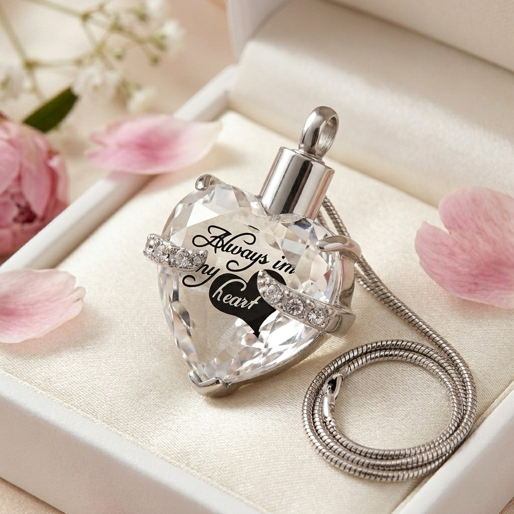 Aramat Jewels zilverkleurige hartvormige crematiehanger met zirkonia en gravure 'Always in my heart'.