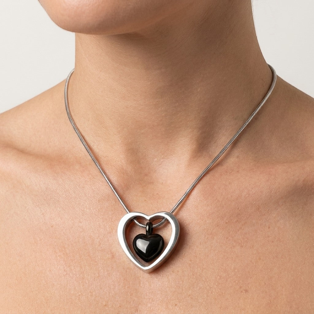 Aramat Jewels Zwart Hartje Stalen Crematiehanger met een binnenhartje van zwart staal, zonder ketting.