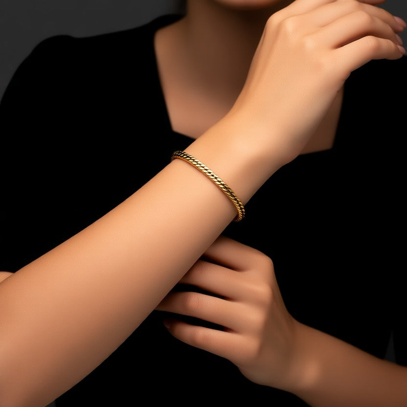 Aramat Jewels goudkleurige dubbele gourmet schakelarmband van staal, 21cm lang en 6mm breed, met karabijnsluiting.