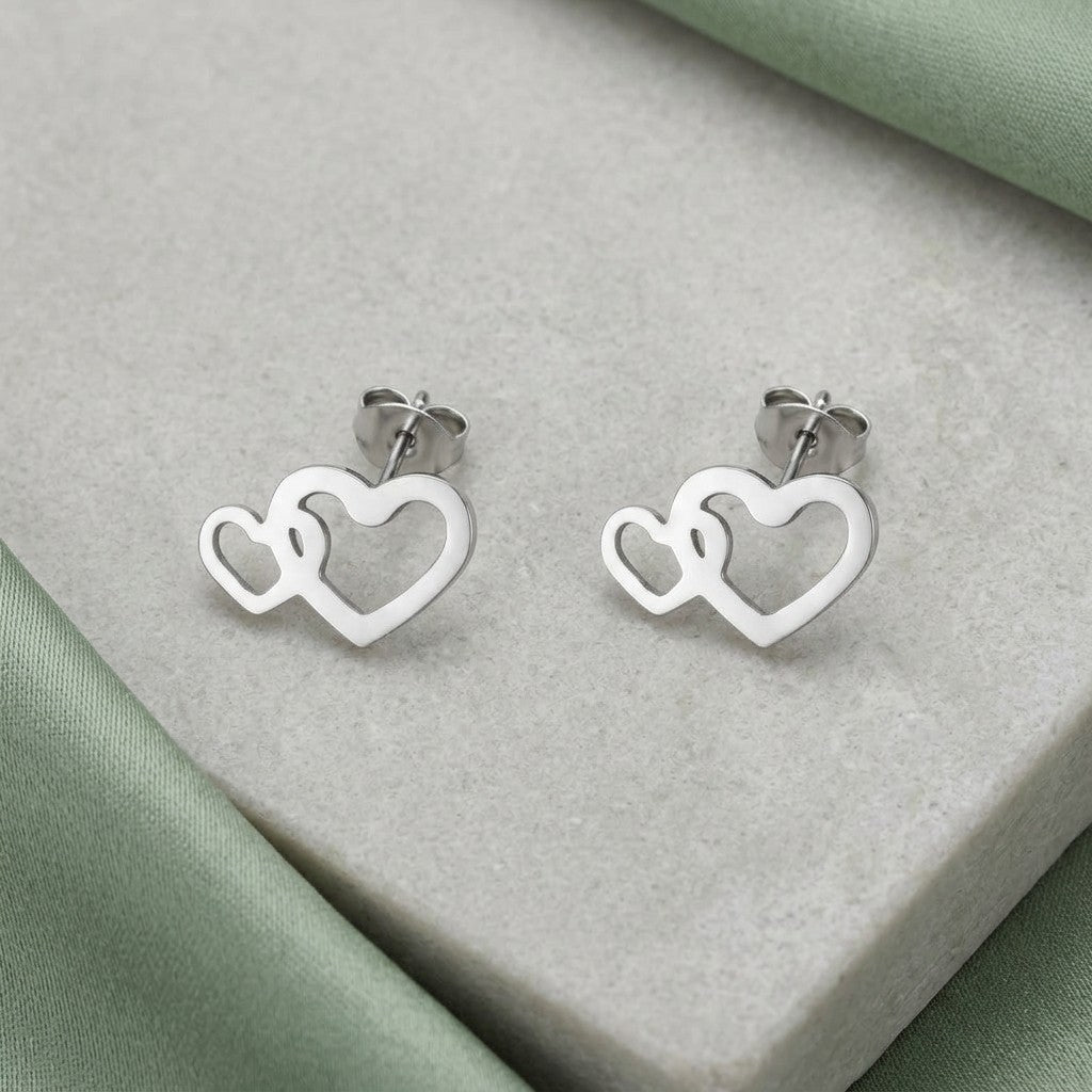 Aramat Jewels zilverkleurige dubbele hartjes oorstekers van RVS, 12x8mm, met een romantisch design.