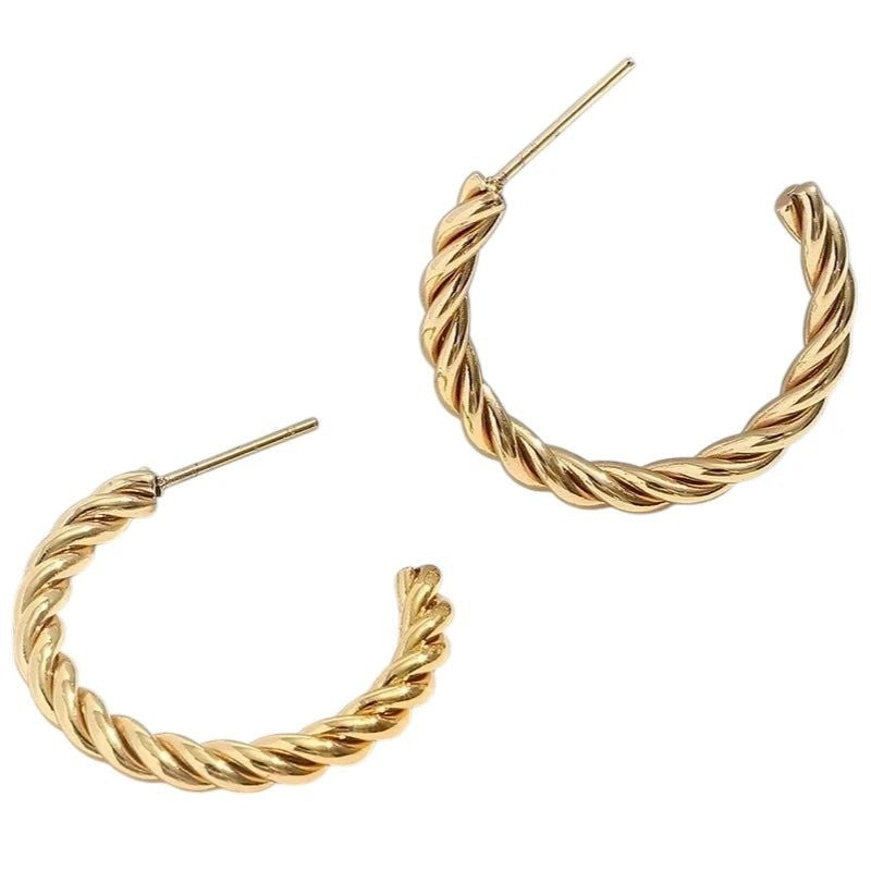 Aramat Jewels goudkleurige halve hoepel oorstekers van roestvrij staal met een elegant gedraaid twisted design.