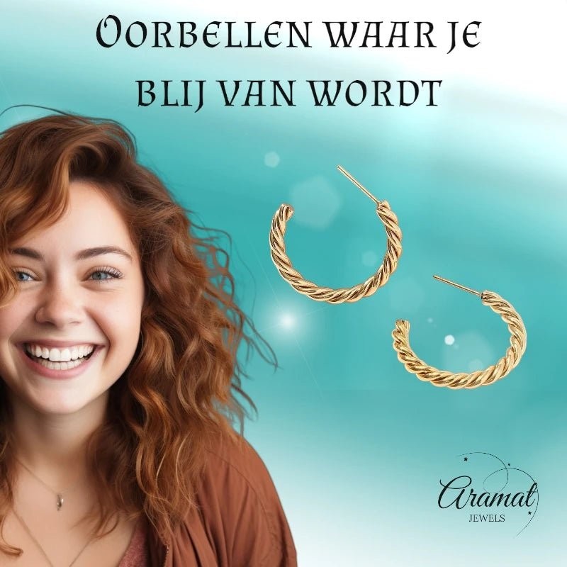 Lachende vrouw met Aramat Jewels goudkleurige, gedraaide halve hoepel oorstekers van roestvrij staal.