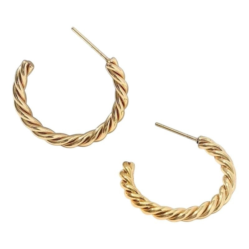 Goudkleurige Aramat Jewels halve hoepel oorstekers met een gedraaid design van roestvrij staal.
