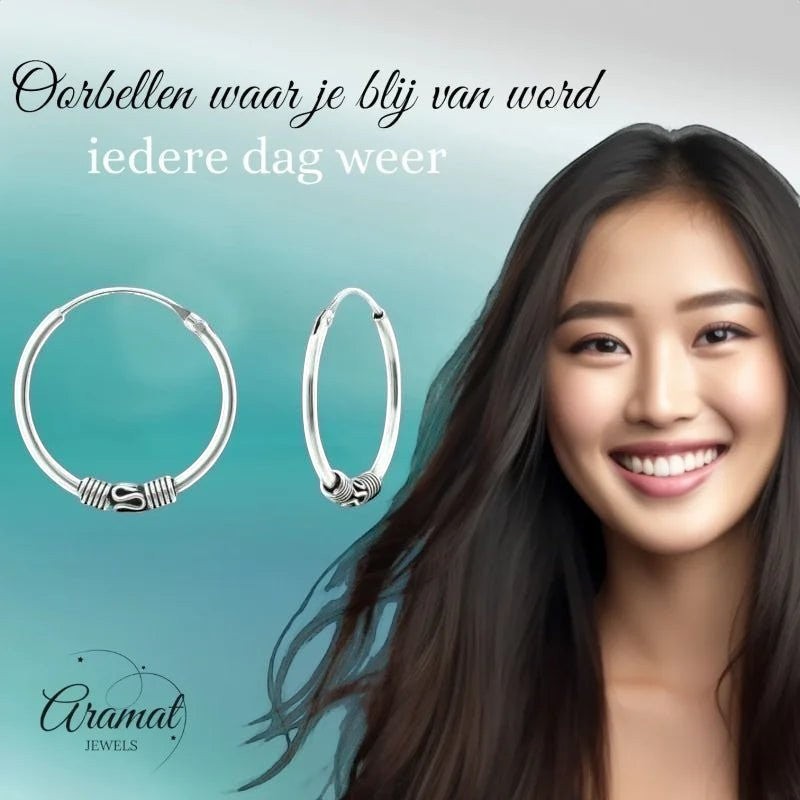 Aramat Jewels 18mm geoxideerde Bali oorringen van 925 zilver met boho festival design naast een glimlachende vrouw