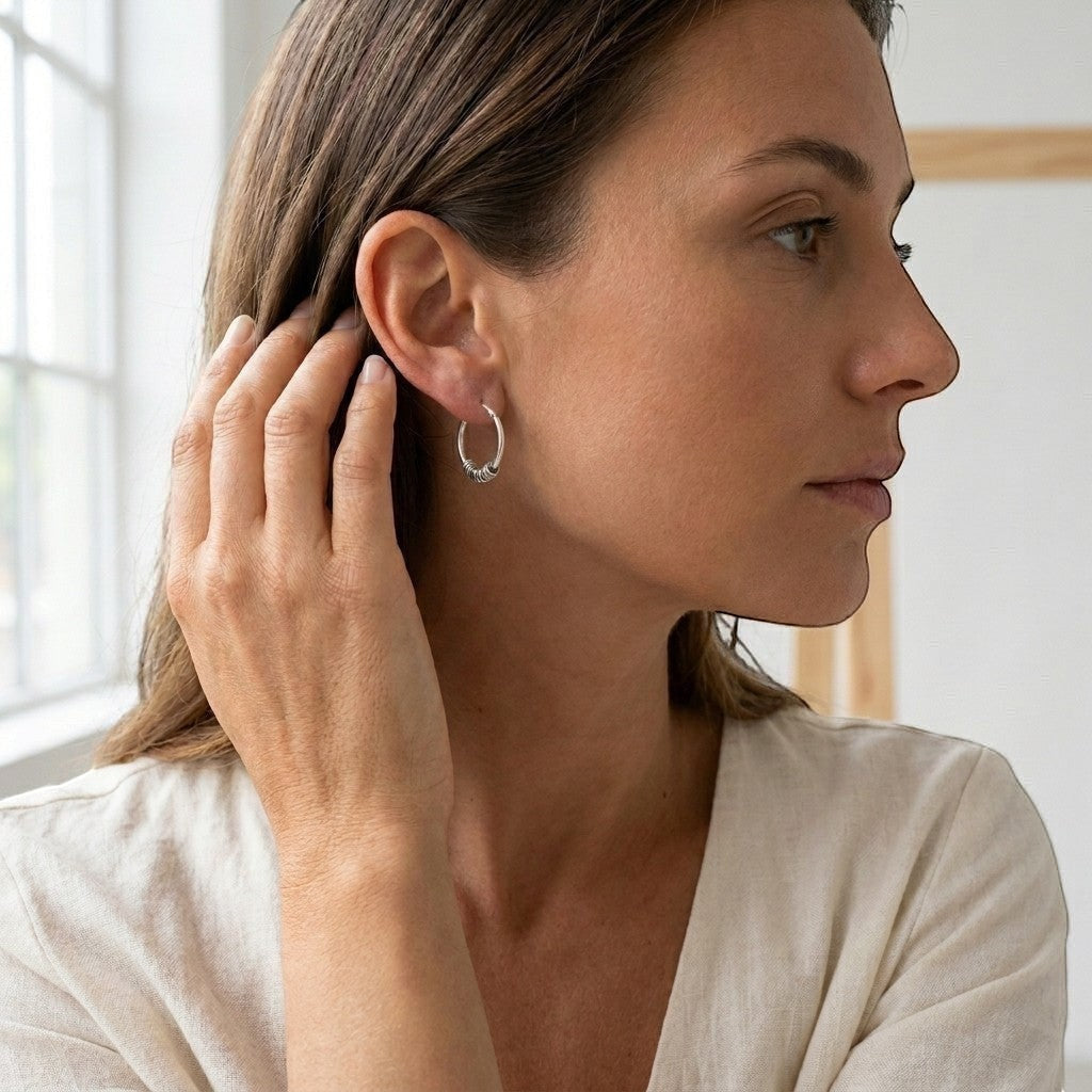 Aramat Jewels 18mm geoxideerde Bali oorringen van 925 sterling zilver gedragen door een vrouw in boho stijl