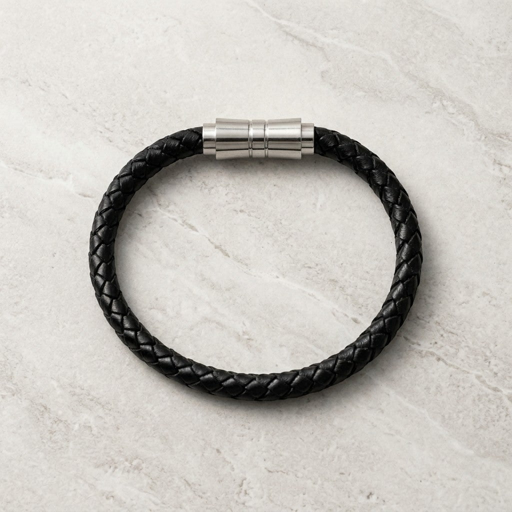 Aramat Jewels zwarte gevlochten leren herenarmband met een zilverkleurige magnetische sluiting van roestvrij staal.