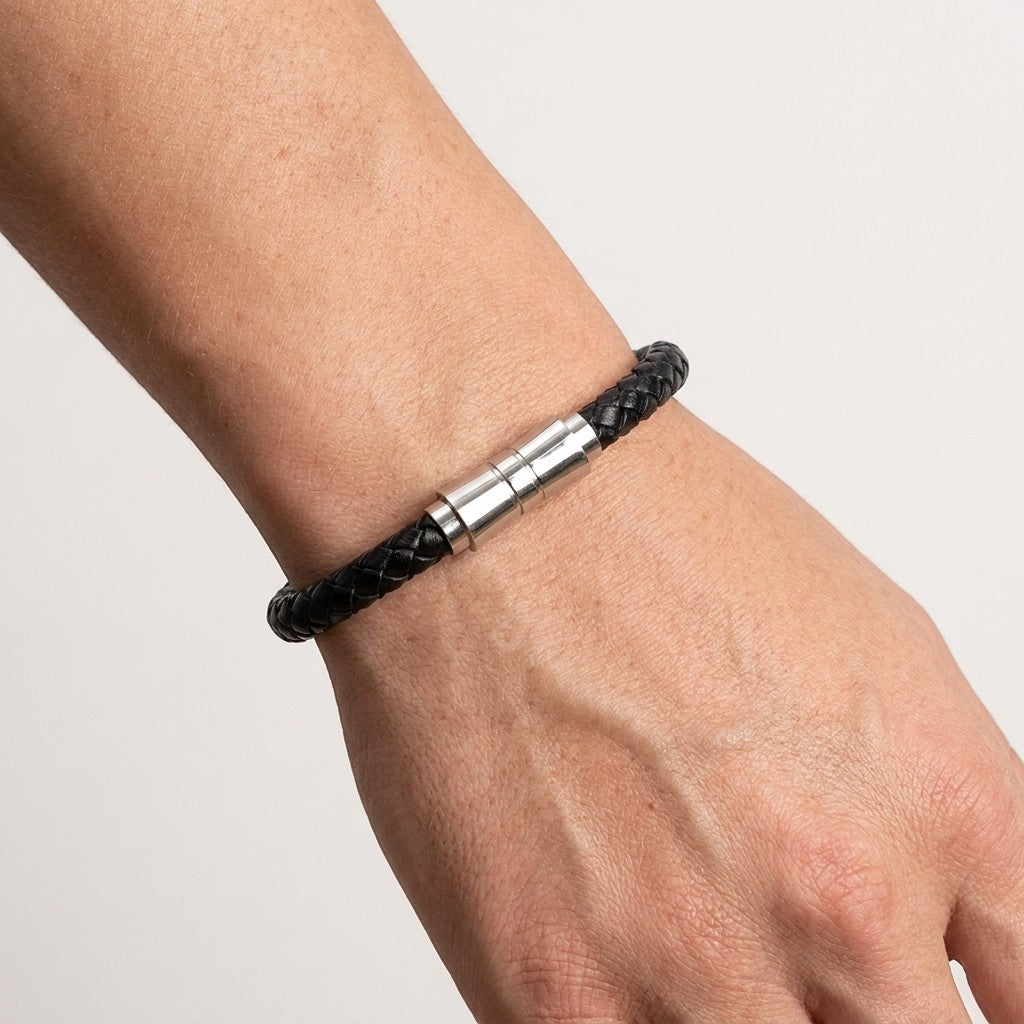 Aramat Jewels zwarte gevlochten leren herenarmband van 6mm breed met een zilverkleurige stalen magnetische sluiting.