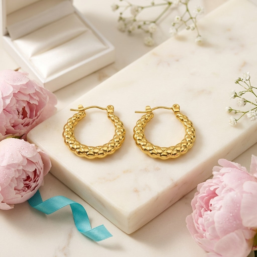 Aramat Jewels gold-colored stainless steel hoop earrings with a diamond pattern, 22mm diameter.