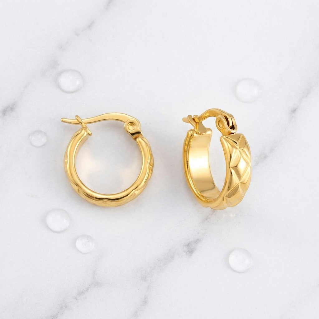 Aramat Jewels gold-colored stainless steel hoop earrings with a diamond pattern, 10mm diameter.
