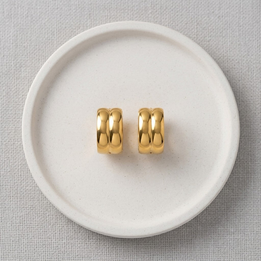 Aramat Jewels gold-colored stainless steel hoop earrings with a single stripe detail, 13mm diameter.