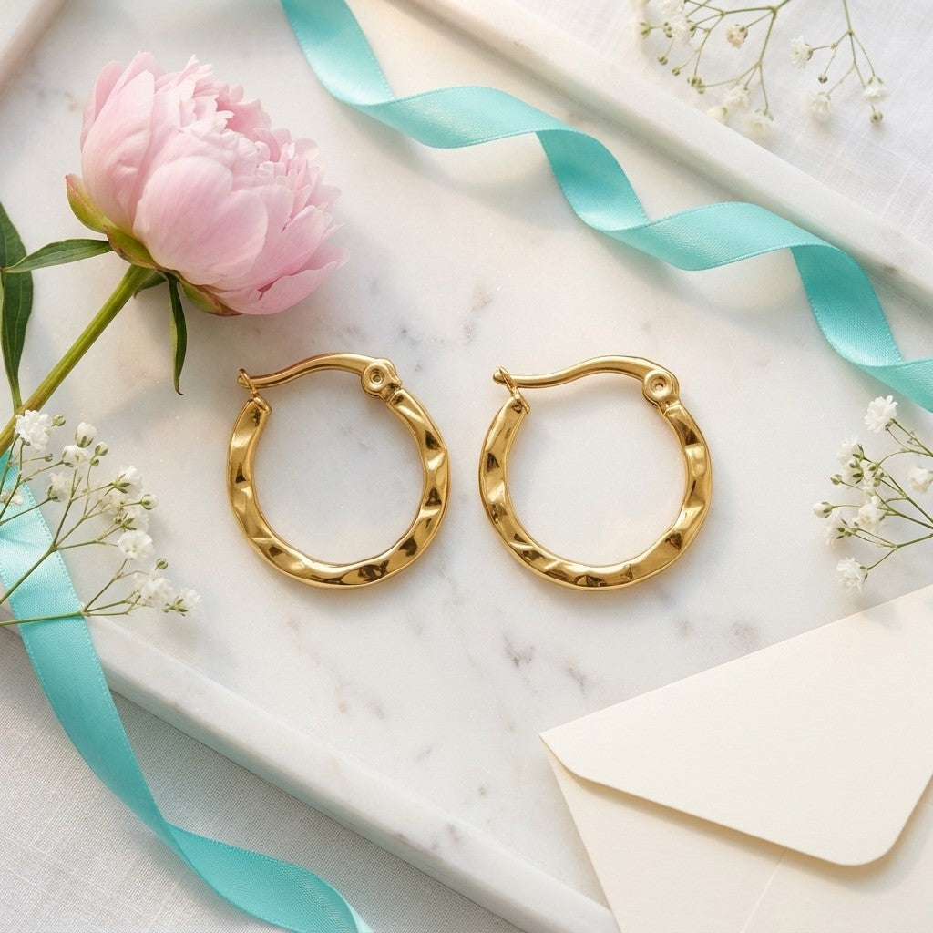 Aramat Jewels gold-coloured 20mm stainless steel hoop earrings with a fine stripe pattern and hinge clasp.