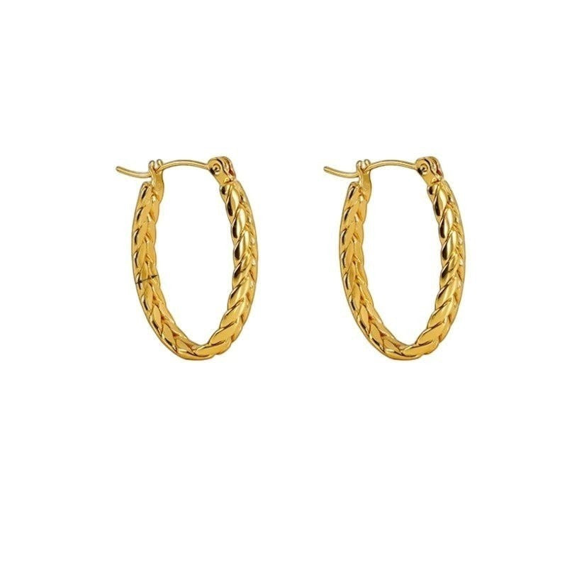 Aramat Jewels gold oval hoop earrings with a braided texture, 26x18mm, made of stainless steel.